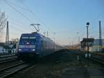 101 102-2 fügt sich farblich recht gut in die Lichtstimmung der bald einsetzenden Abenddämmerung, als sie mit ihrem IC 2209 von Berlin Gesundbrunnen nach München Hbf den Bahnhof